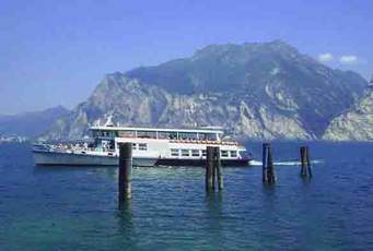 NAVIGAZIONE LAGO DI GARDA INCREMENTA I SERVIZI DI NAVIGAZIONE Al via i collegamenti in battello Desenzano-Sirmione e itinerari lungo la sponda veronese  - COMUNICATO STAMPA